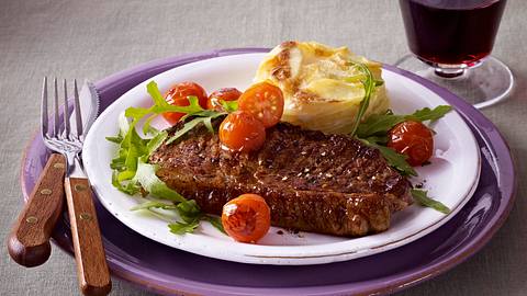 Rumpsteak mit Kartoffelgratin Rezept - Foto: House of Food / Bauer Food Experts KG