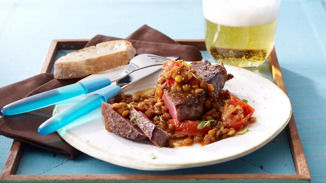 Rumpsteak mit Linsen und Tomaten Rezept - Foto: LECKER @ Bauer Media Group Rumpsteak mit Linsen und Tomaten Rezept - Foto: LECKER @ Bauer Media Group