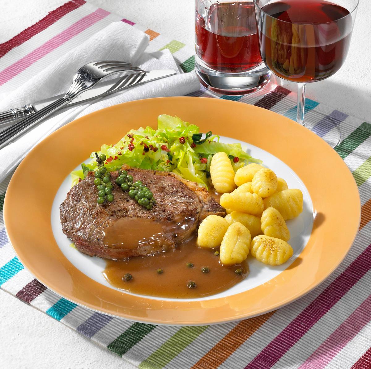 Rumpsteak mit Pfeffersoße, Gnocchi und Spitzkohl Rezept