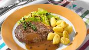 Rumpsteak mit Pfeffersoße, Gnocchi und Spitzkohl Rezept - Foto: House of Food / Bauer Food Experts KG