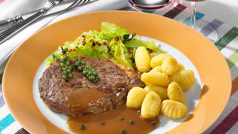 Rumpsteak mit Pfeffersoße, Gnocchi und Spitzkohl Rezept - Foto: House of Food / Bauer Food Experts KG