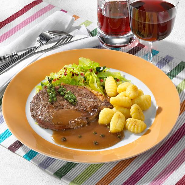 Rumpsteak mit Pfeffersoße, Gnocchi und Spitzkohl Rezept | LECKER