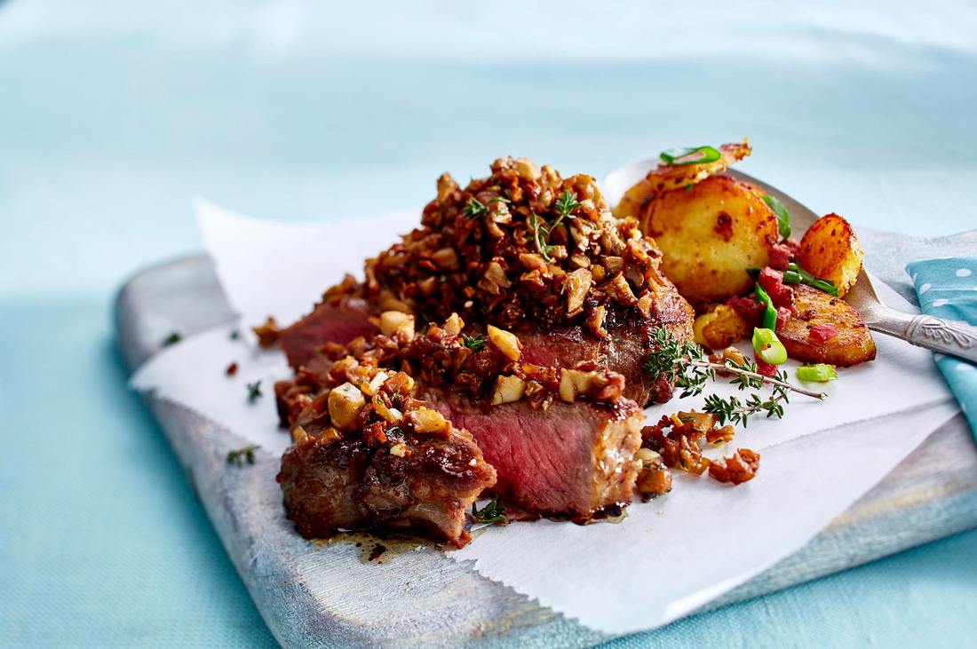 Rumpsteak mit Pilzkruste und Bratkartoffeln Rezept | LECKER