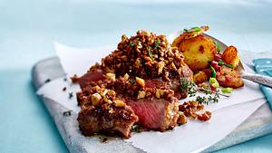 Rumpsteak mit Pilzkruste und Bratkartoffeln Rezept - Foto: House of Food / Bauer Food Experts KG