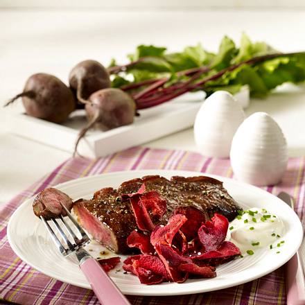 Rumpsteak mit Rote-Bete-Chips und Sour Cream Rezept Rumpsteak mit Rote-Bete-Chips und Sour Cream Rezept