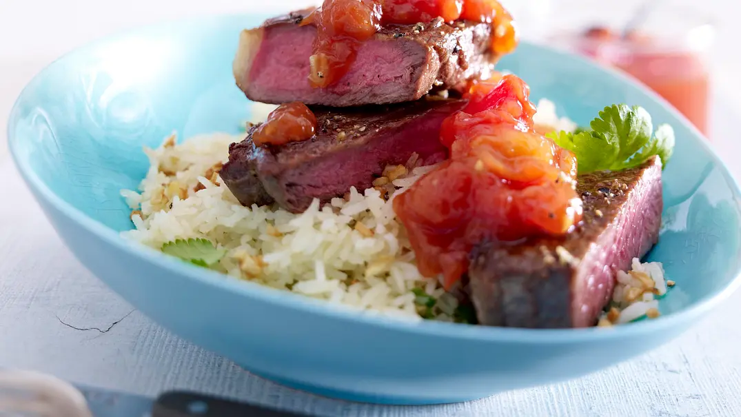 Rumpsteak mit Tomatenkonfitüre und Knoblauchreis Rezept - Foto: LECKER @ Bauer Media Group Rumpsteak mit Tomatenkonfitüre und Knoblauchreis Rezept - Foto: LECKER @ Bauer Media Group