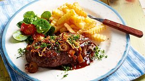 Rumpsteak mit Zwiebel-Bier-Soße Rezept - Foto: House of Food / Bauer Food Experts KG