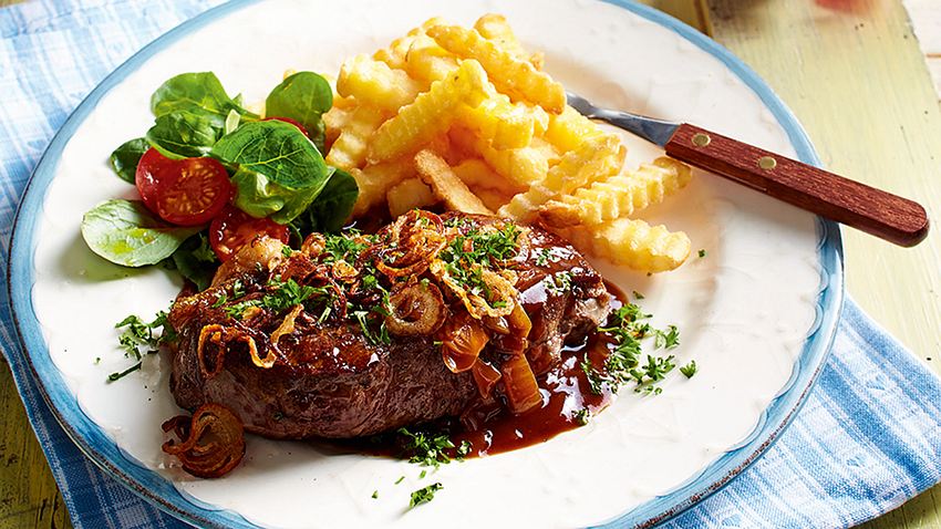 Rumpsteak mit Zwiebel-Bier-Soße Rezept - Foto: House of Food / Bauer Food Experts KG