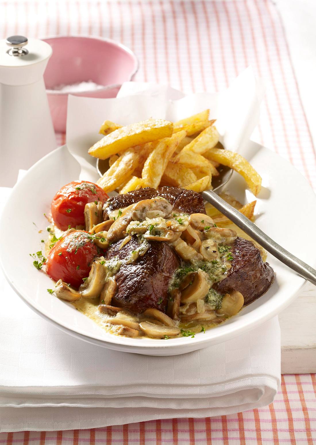 Rumpsteak mit Zwiebel-Champignon-Rahm zu Pommes Rezept | LECKER