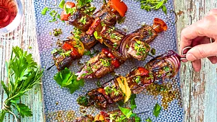 Vier Rumpsteak-Spieße auf einem blau-weiß gemusterten Teller - Foto: LECKER @ Bauer Media Group