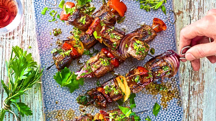 Vier Rumpsteak-Spieße auf einem blau-weiß gemusterten Teller - Foto: LECKER @ Bauer Media Group Vier Rumpsteak-Spieße auf einem blau-weiß gemusterten Teller - Foto: LECKER @ Bauer Media Group