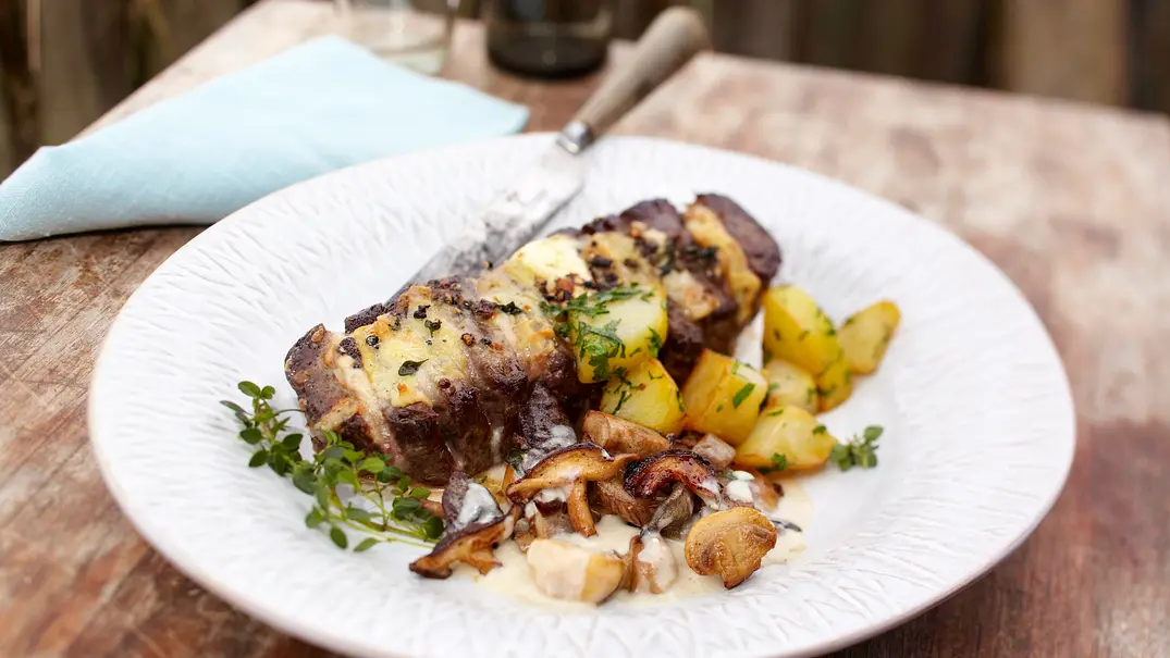 Rumpsteak vom Sylter Galloway-Rind mit Schafskäse und Pilzen Rezept - Foto: LECKER @ Bauer Media Group Rumpsteak vom Sylter Galloway-Rind mit Schafskäse und Pilzen Rezept - Foto: LECKER @ Bauer Media Group