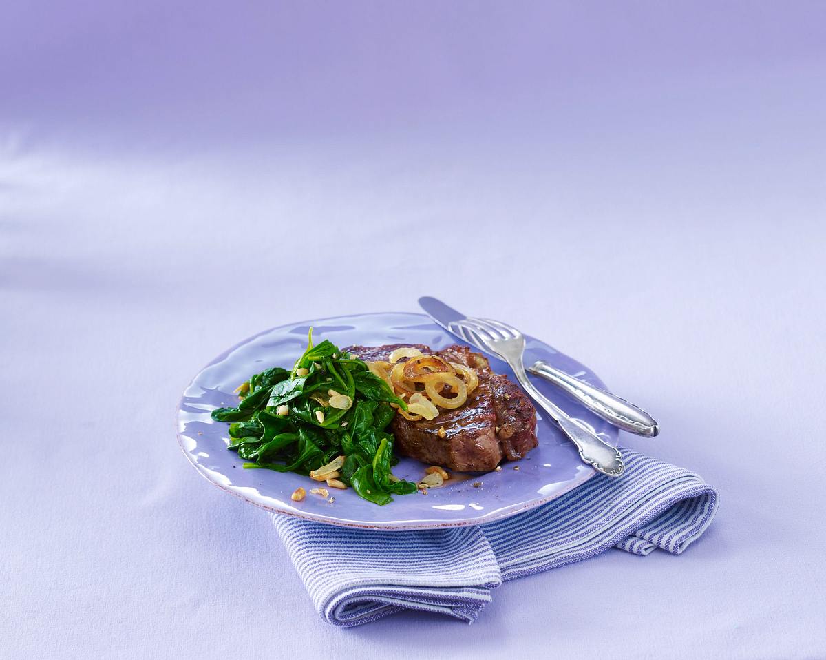 Rumpsteak zu Spinat mit Pinienkernen Rezept