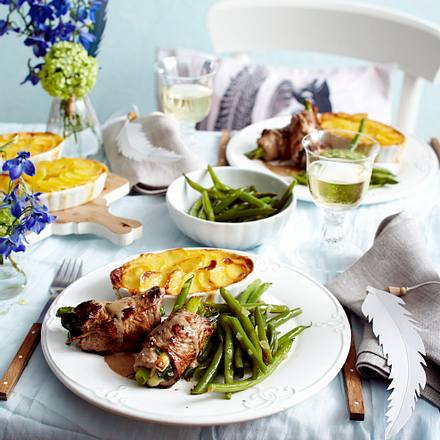 Rumpsteakröllchen mit Blauschimmelkäse und Lauchzwiebeln gefüllt zu Kartoffelgratin und grünen Bohnen Rezept