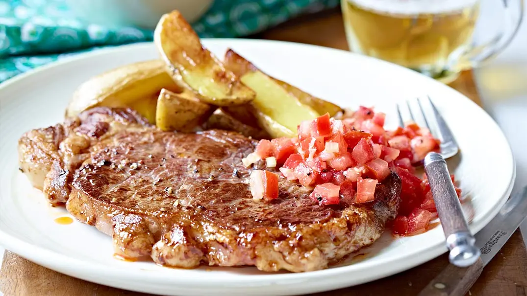 Rumpsteaks mit Meerrettich-Tomaten-Salsa und Country Potatos Rezept - Foto: LECKER @ Bauer Media Group Rumpsteaks mit Meerrettich-Tomaten-Salsa und Country Potatos Rezept - Foto: LECKER @ Bauer Media Group