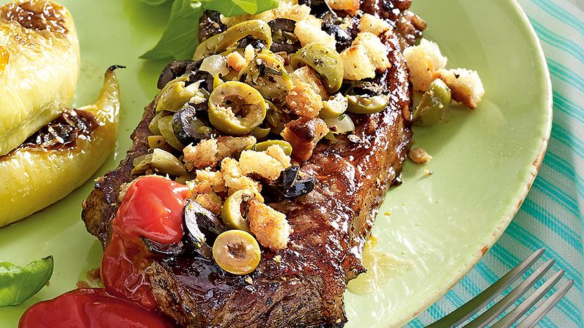 Rumpsteaks mit Oliven-Knuspercroûtons Rezept - Foto: House of Food / Bauer Food Experts KG