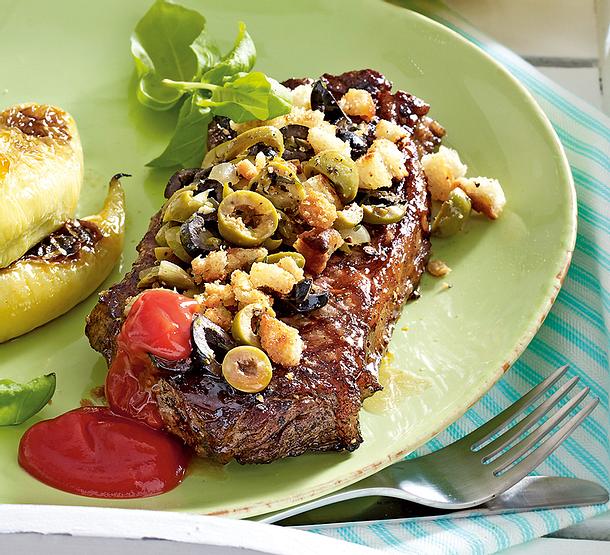 Rumpsteaks mit Oliven-Knuspercroûtons Rezept Rumpsteaks mit Oliven-Knuspercroûtons Rezept