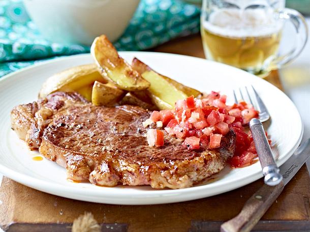 Rumpsteaks mit Meerrettich-Tomaten-Salsa und Country Potatos Rezept Rumpsteaks mit Meerrettich-Tomaten-Salsa und Country Potatos Rezept