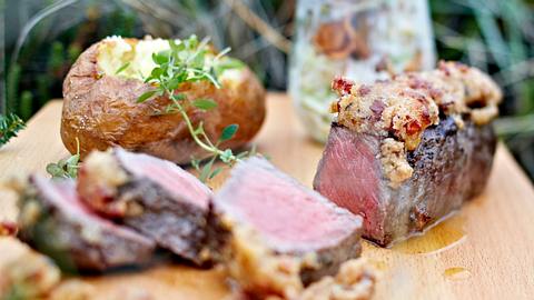 Rumpsteaks unter der Speckkruste mit Ofenkartoffeln Rezept - Foto: House of Food / Bauer Food Experts KG