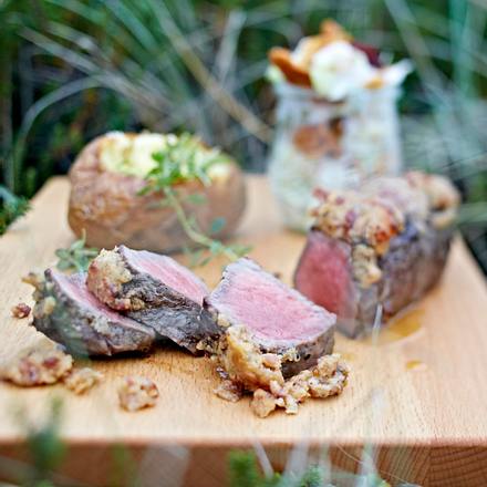 Rumpsteaks unter der Speckkruste mit Ofenkartoffeln Rezept Rumpsteaks unter der Speckkruste mit Ofenkartoffeln Rezept