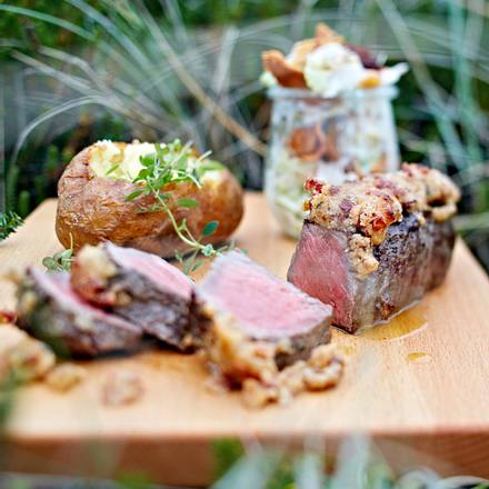 Rumpsteaks unter der Speckkruste mit Ofenkartoffeln Rezept Rumpsteaks unter der Speckkruste mit Ofenkartoffeln Rezept