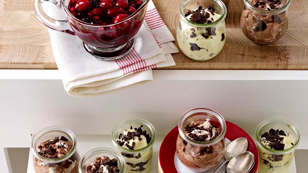 Rumpudding mit Fruchtgrütze Rezept - Foto: LECKER @ Bauer Media Group Rumpudding mit Fruchtgrütze Rezept - Foto: LECKER @ Bauer Media Group