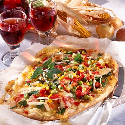 Runde Gemüsepizza mit Käse Rezept Runde Gemüsepizza mit Käse Rezept