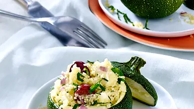 Runde Zucchini mit Couscous-Schafskäsefüllung und Oliven Rezept - Foto: LECKER @ Bauer Media Group