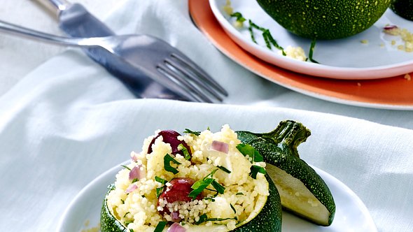 Runde Zucchini mit Couscous-Schafskäsefüllung und Oliven Rezept - Foto: Triemer, Isabell
