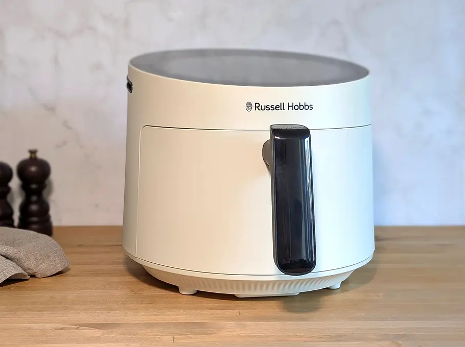 Blick von vorne auf den Russell Hobbs Satisfry Panoramic Airfryer