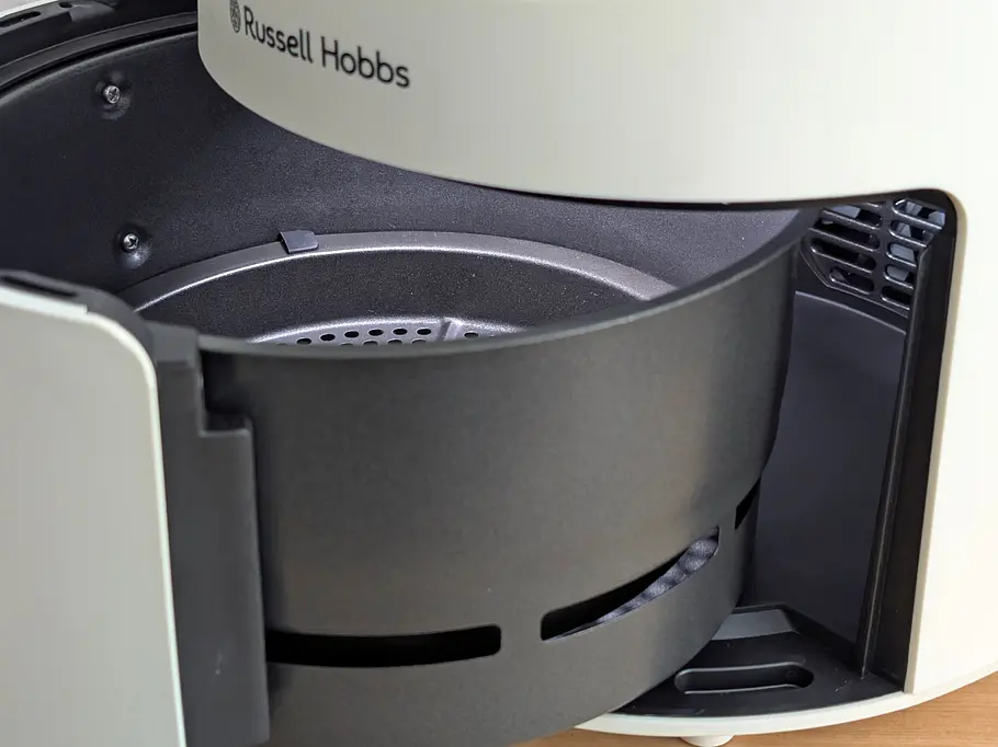 Platz zwischen Schublade und Ventilator im Russell Hobbs Satisfry Panoramic Airfryer