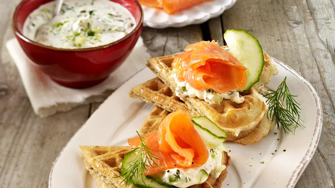 Russische Buchweizen-Waffeln mit Räucherlachs Rezept - Foto: LECKER @ Bauer Media Group