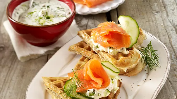 Russische Buchweizen-Waffeln mit Räucherlachs Rezept - Foto: LECKER @ Bauer Media Group Russische Buchweizen-Waffeln mit Räucherlachs Rezept - Foto: LECKER @ Bauer Media Group