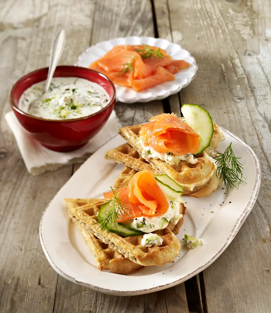 Russische Buchweizen-Waffeln mit Räucherlachs Rezept Russische Buchweizen-Waffeln mit Räucherlachs Rezept