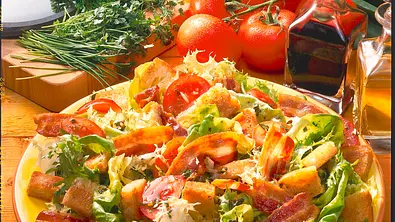 Rustikaler Salat Rezept - Foto: LECKER @ Bauer Media Group