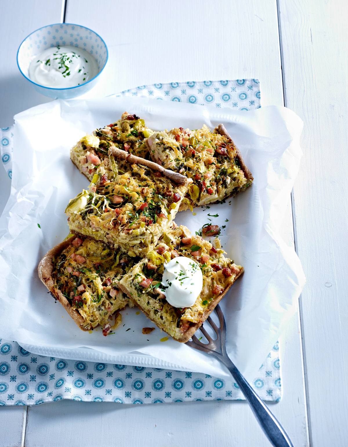 Rustikaler Sauerkrautkuchen mit Kasseler und Schmand-Eier-Guss Rezept