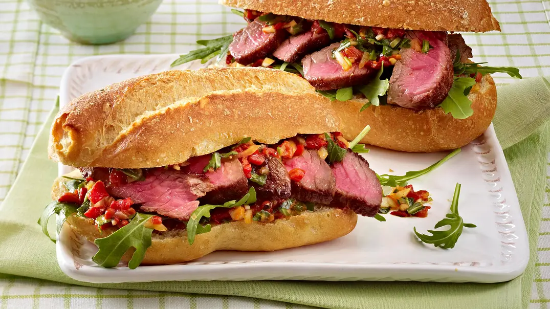 Rustikales Steak-Sandwich Rezept - Foto: LECKER @ Bauer Media Group Rustikales Steak-Sandwich Rezept - Foto: LECKER @ Bauer Media Group
