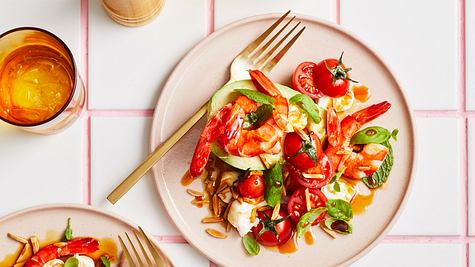 Avocado-Boote mit Garnelen und Mandel-Crunch Rezept - Foto: House of Food / Bauer Food Experts