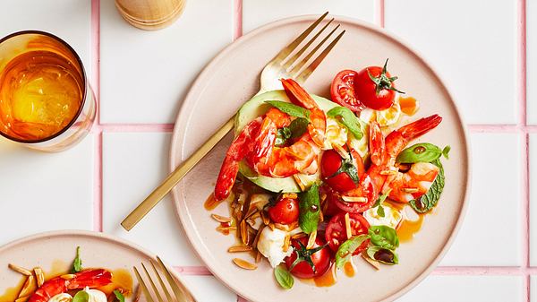 Avocado-Boote mit Garnelen und Mandel-Crunch Rezept - Foto: House of Food / Bauer Food Experts