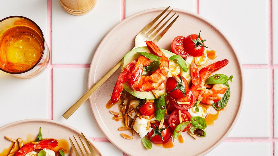 Avocado-Boote mit Garnelen und Mandel-Crunch Rezept - Foto: House of Food / Bauer Food Experts