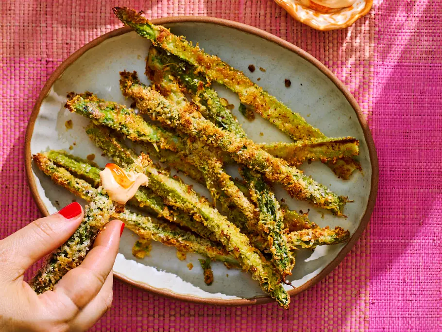 Grüner Spargel Pommes mit knuspriger Kruste auf einem ovalen Teller