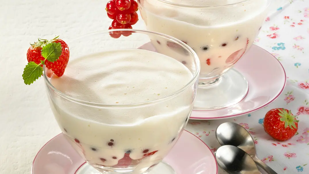 Sabayon (Weinschaumsoße mit gemischten Beeren) Rezept - Foto: LECKER @ Bauer Media Group Sabayon (Weinschaumsoße mit gemischten Beeren) Rezept - Foto: LECKER @ Bauer Media Group