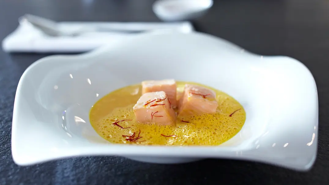 Safran-Tomatensuppe mit Lachs Rezept - Foto: LECKER @ Bauer Media Group
