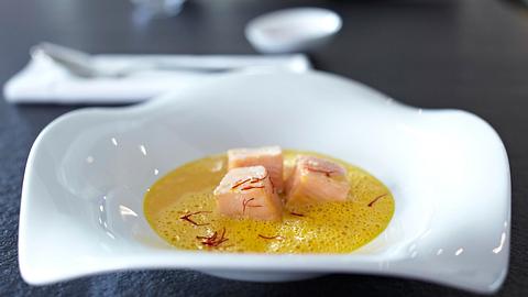 Safran-Tomatensuppe mit Lachs Rezept - Foto: House of Food / Bauer Food Experts KG