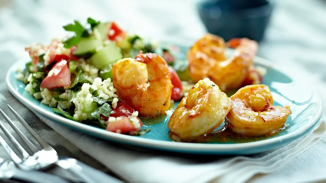 Safrangarnelen mit Bulgur-Petersilien-Salat Rezept - Foto: LECKER @ Bauer Media Group Safrangarnelen mit Bulgur-Petersilien-Salat Rezept - Foto: LECKER @ Bauer Media Group