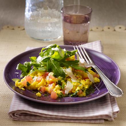 Safranrisotto mit Gremulata, Tomaten, Lauchzwiebeln und Rauke Rezept Safranrisotto mit Gremulata, Tomaten, Lauchzwiebeln und Rauke Rezept
