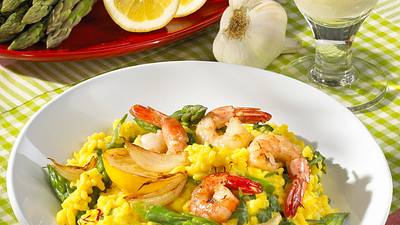 Safranrisotto mit grünem Spargel und Scampi Rezept - Foto: House of Food / Bauer Food Experts KG
