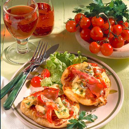 Saftig belegte Mini-Pizzen Rezept Saftig belegte Mini-Pizzen Rezept