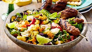 Saftige Bifteki-Spieße auf Grillgemüse und Nudelsalat Rezept - Foto: House of Food / Bauer Food Experts KG