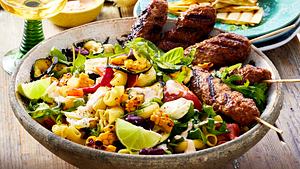 Saftige Bifteki-Spieße auf Grillgemüse-Nudel-Salat Rezept - Foto: House of Food / Bauer Food Experts KG